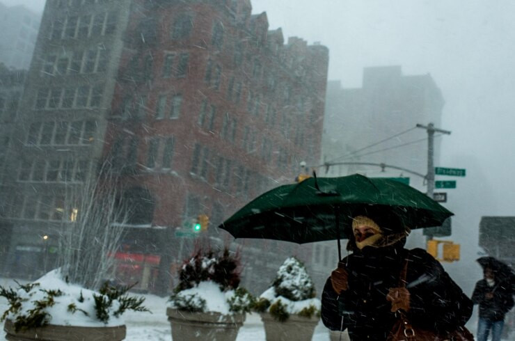 Urgent: Ontario Ice Storm Leaves 390,000 Without Power